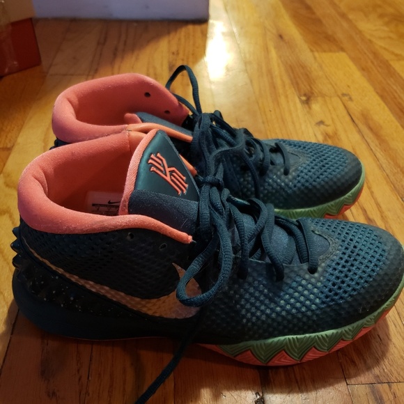Kyrie Irving  sneakers sz 8 - Picture 2 of 3